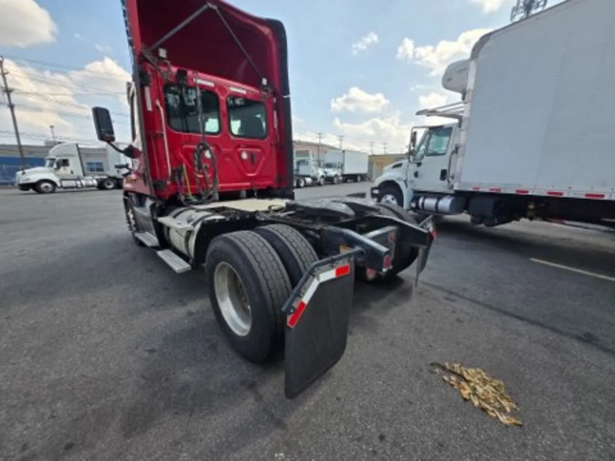 2019 Freightliner Cascadia in Newark, NJ — photo 6