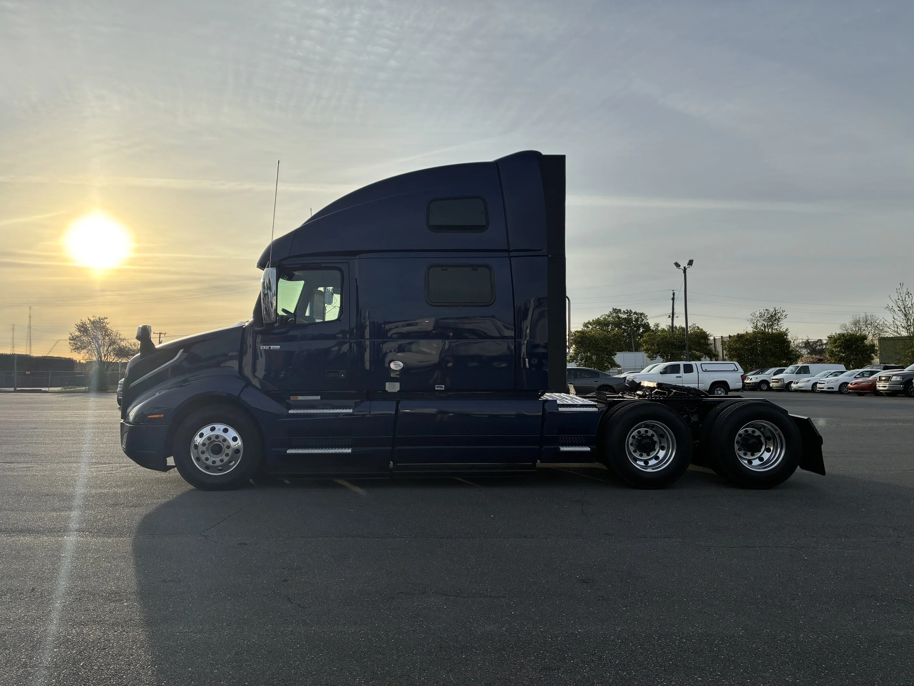 2025 Volvo VNL 860 - image 3