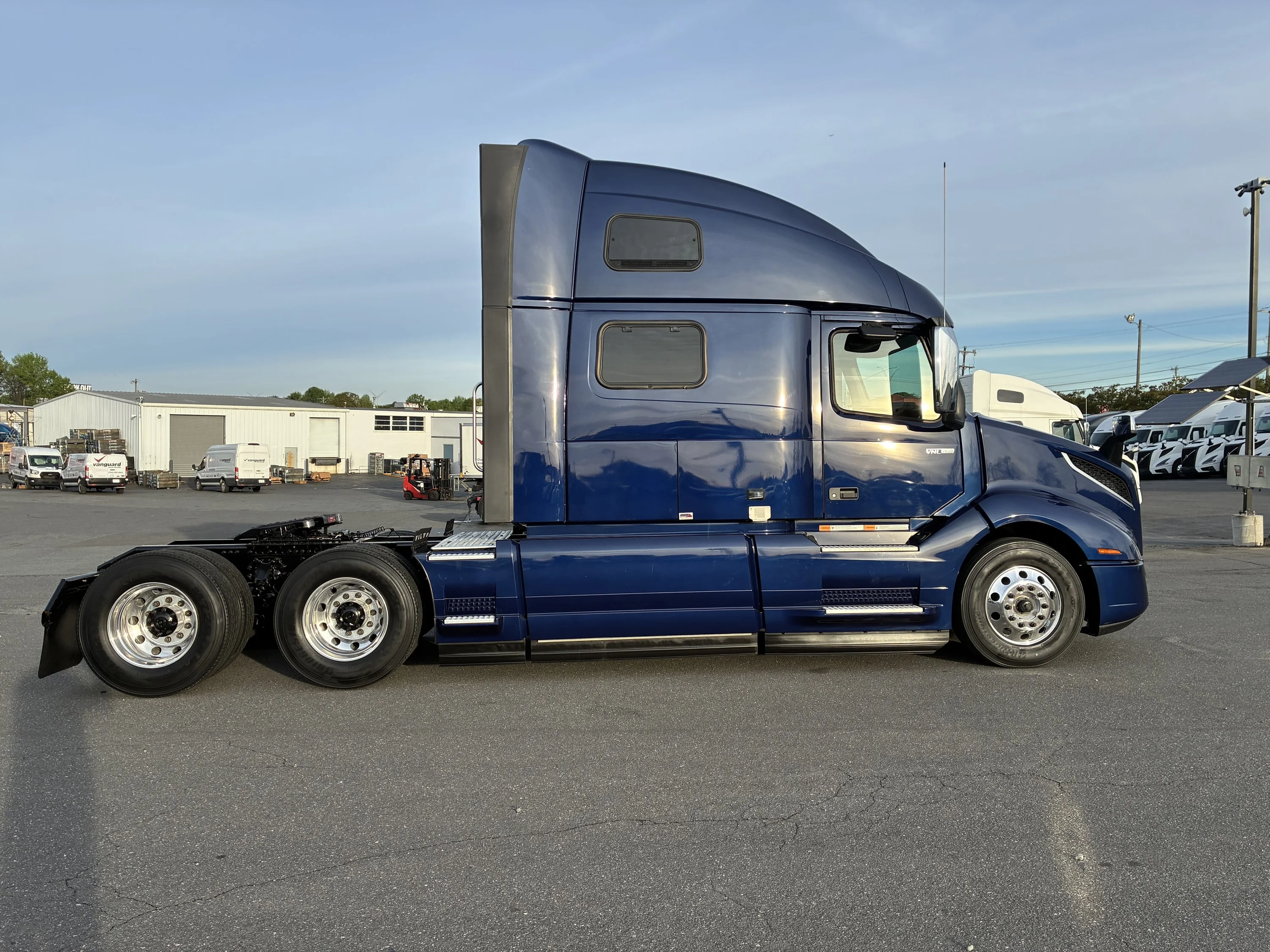 2025 Volvo VNL 860 - image 8
