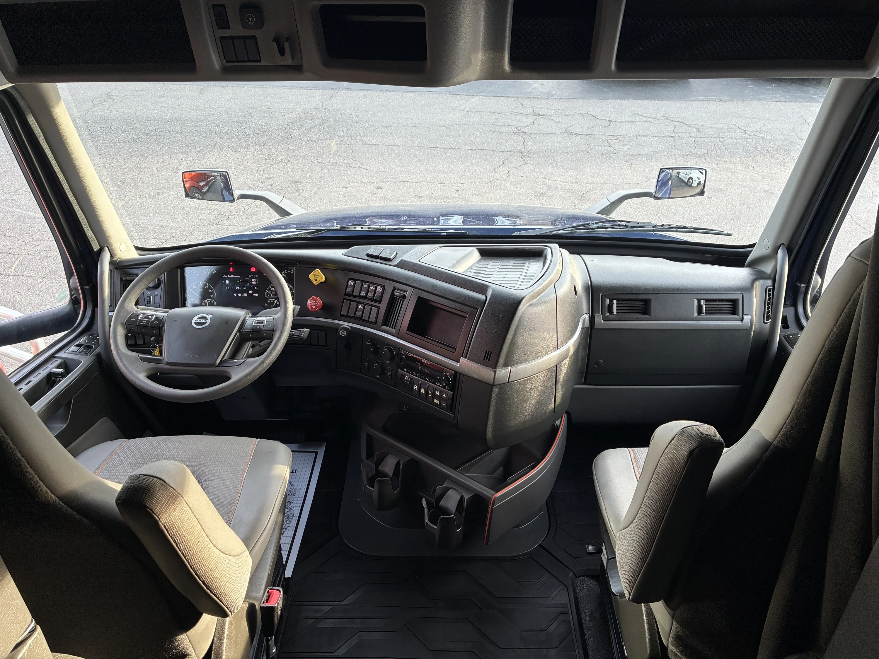 2025 Volvo VNL 860 - image 12