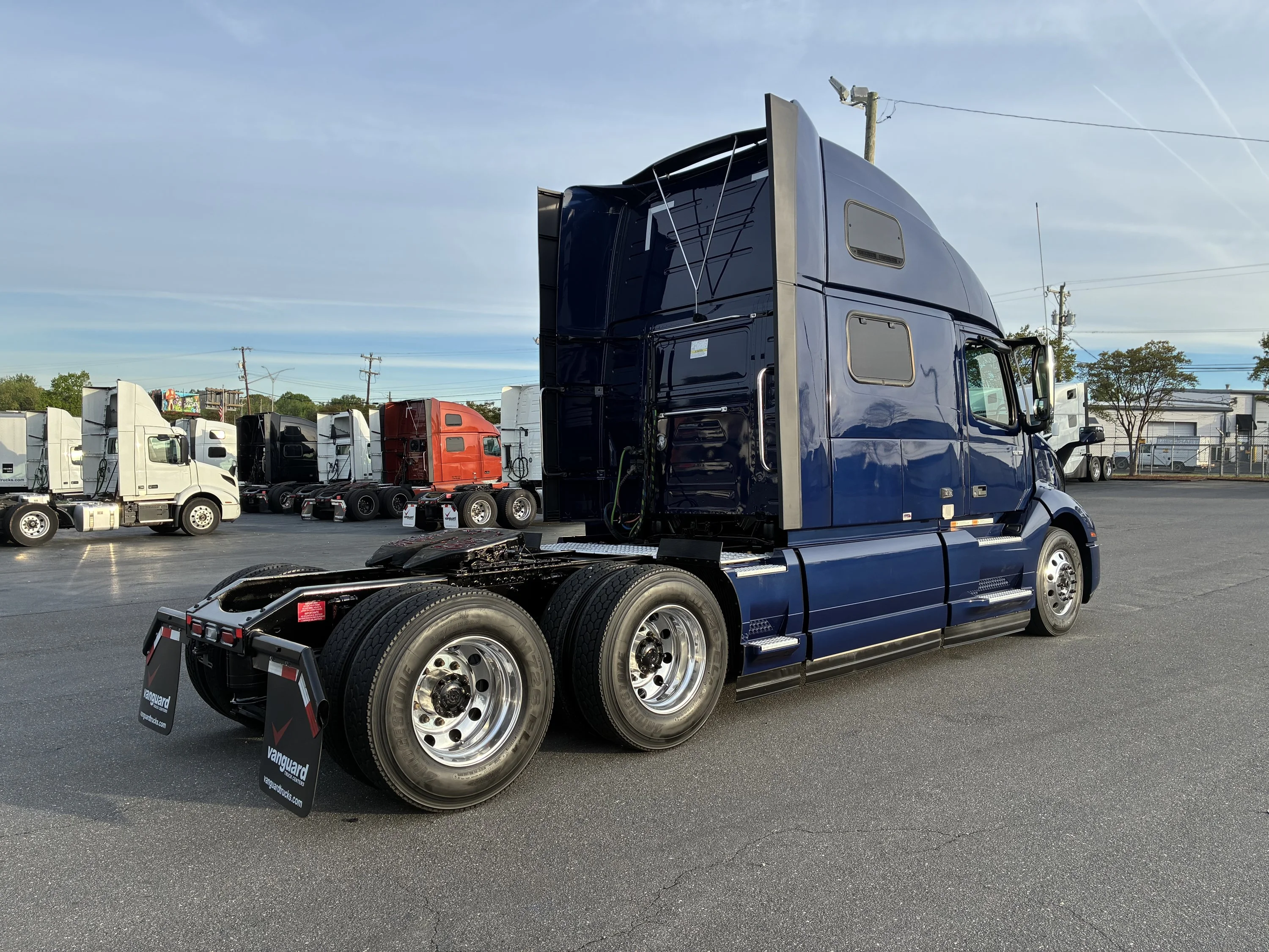 2025 Volvo VNL 860 - image 7