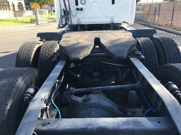 2019 Freightliner Cascadia - image 6