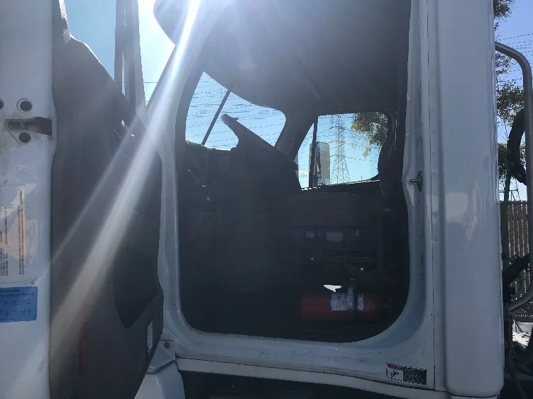 2019 Freightliner Cascadia - image 9
