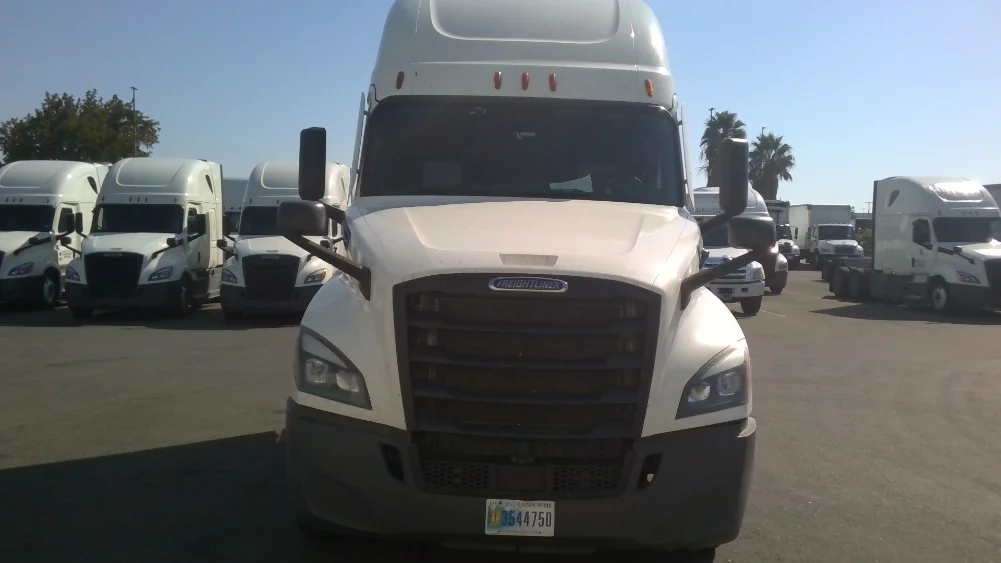2022 Freightliner Cascadia - image 2