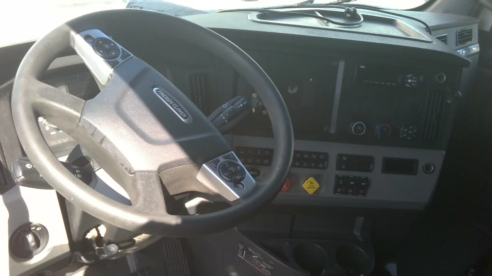 2022 Freightliner Cascadia - image 10