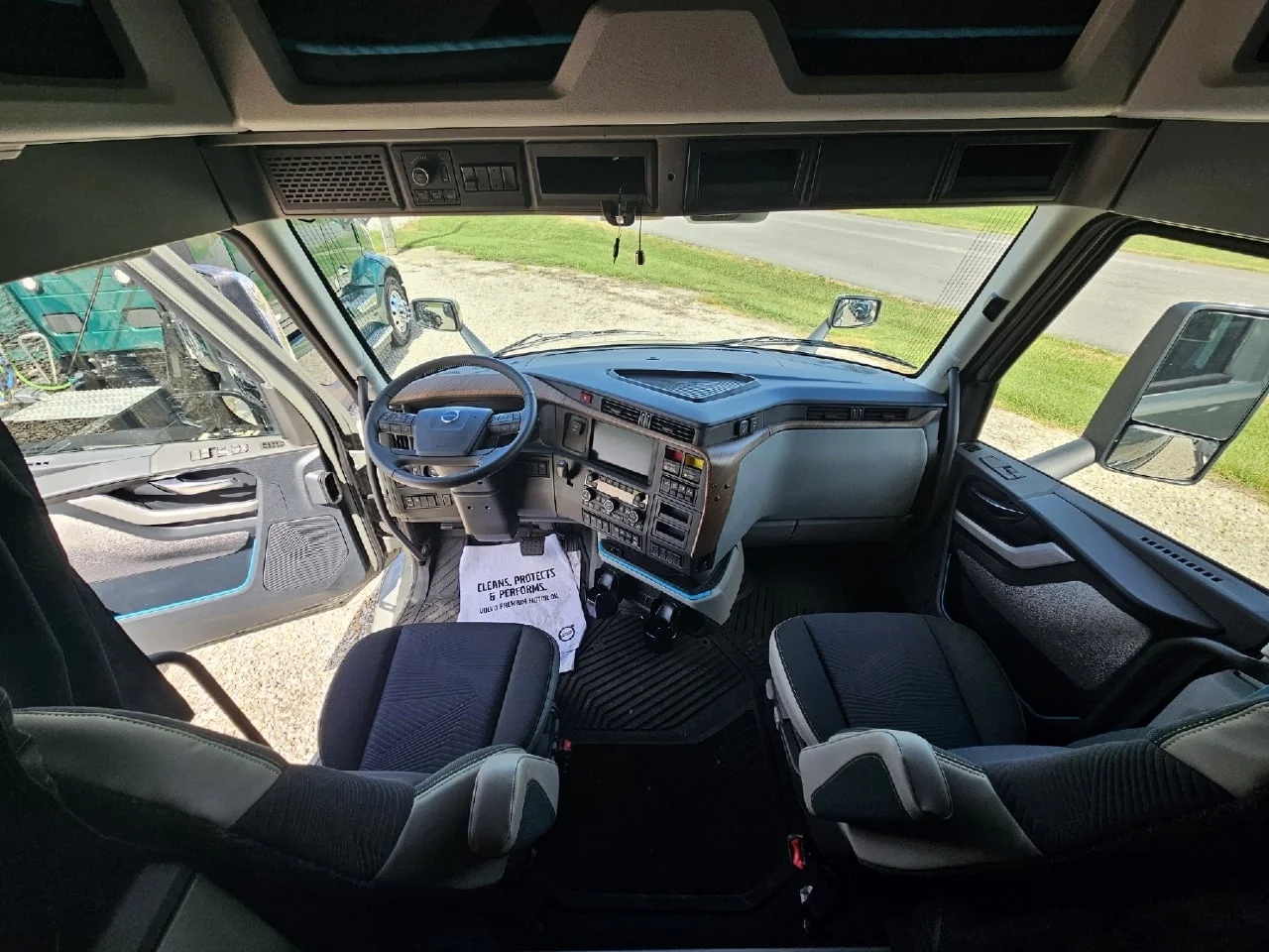 2025 Volvo in Toledo, OH — photo 8