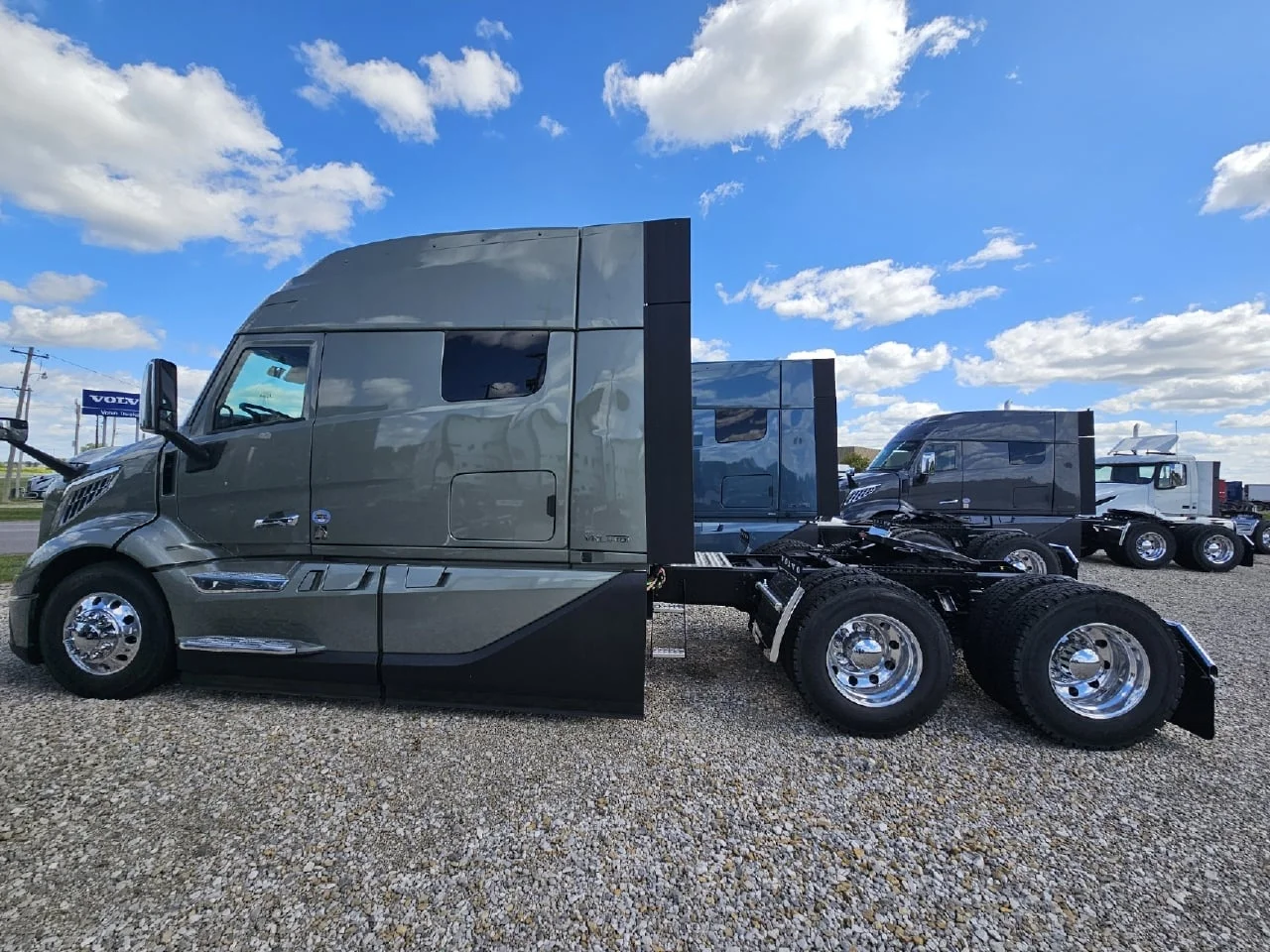 2025 Volvo in Toledo, OH — photo 3