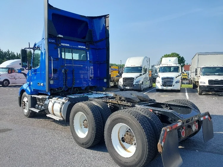 2019 Volvo VNL 300 - image 5