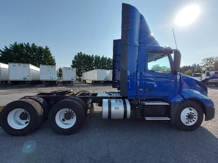 2019 Volvo VNL 300 - image 8