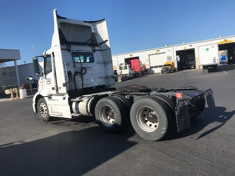 2020 Volvo VNR 640 - image 5