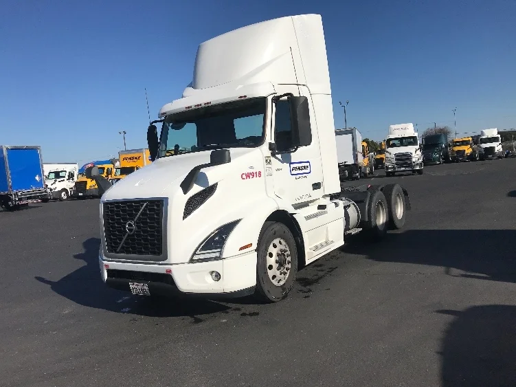 2020 Volvo VNR 640 - image 3