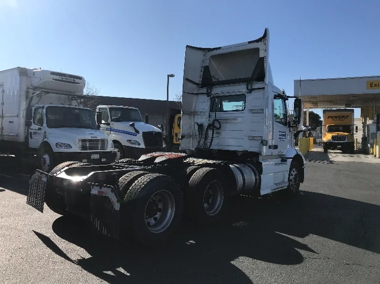 2020 Volvo VNR 640 - image 7