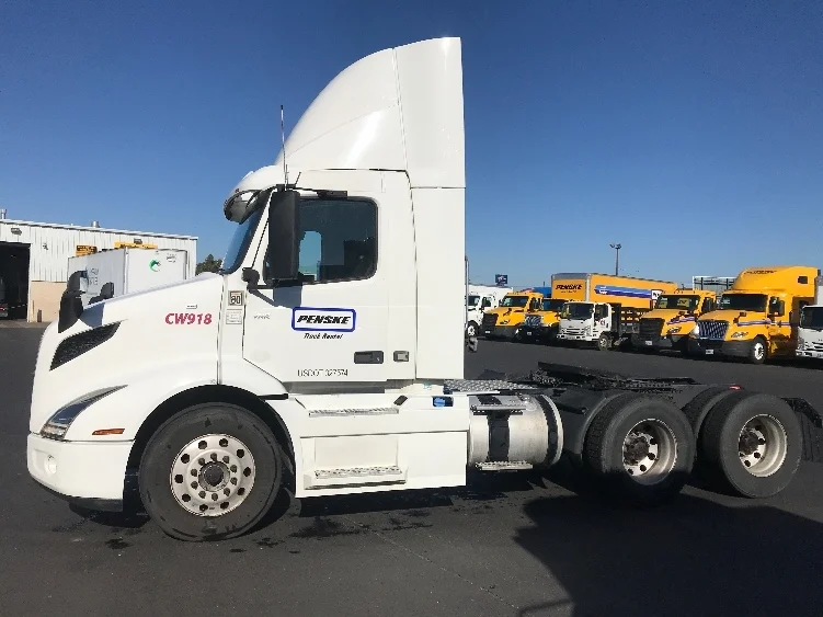 2020 Volvo VNR 640 - image 4