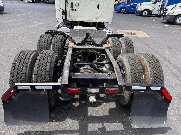 2019 Freightliner Cascadia - image 6