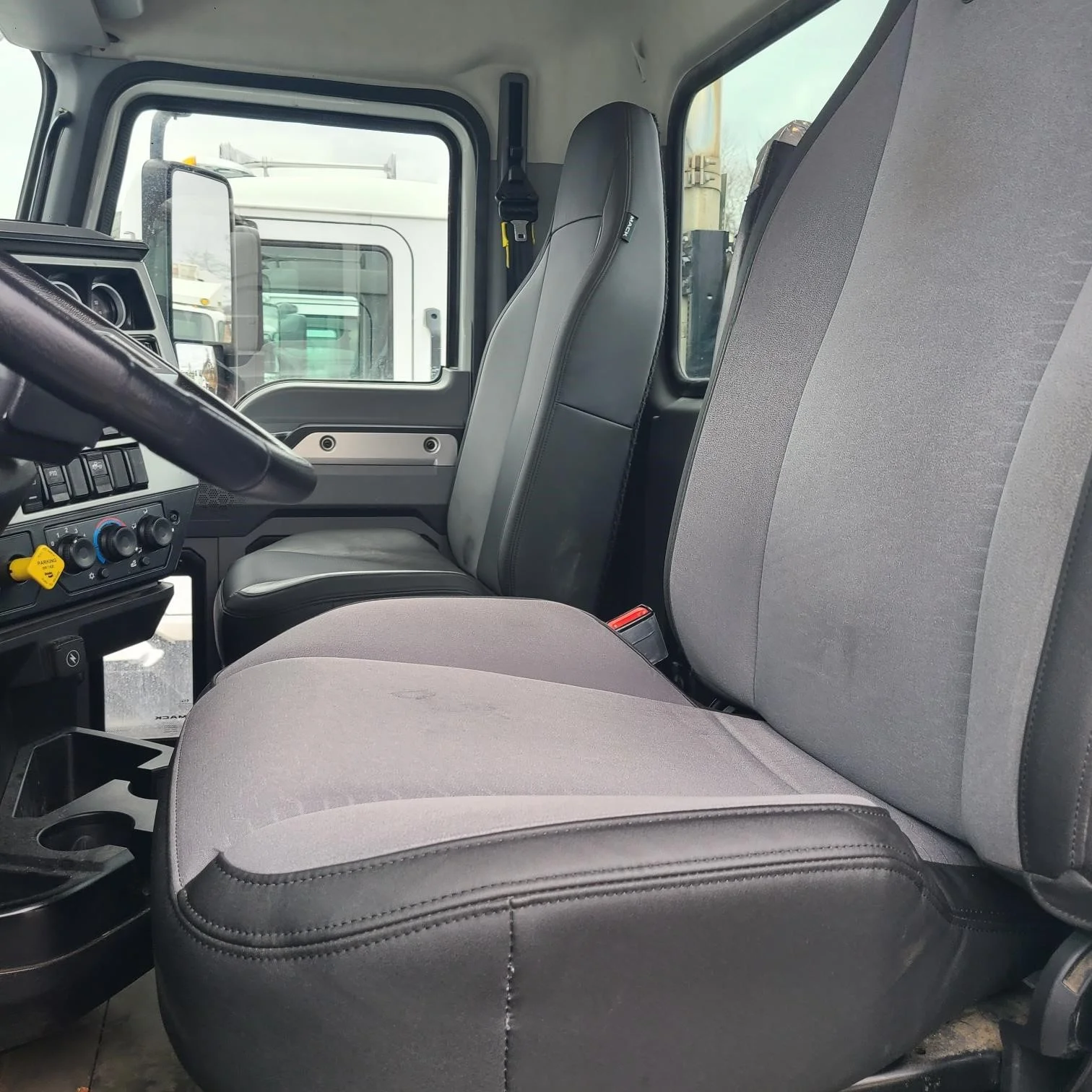 2019 Mack Anthem — photo 6
