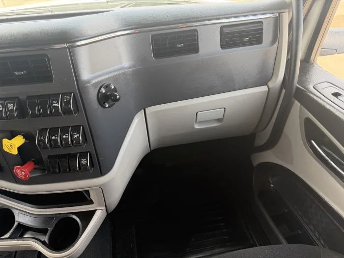 2022 Peterbilt 579 — photo 37