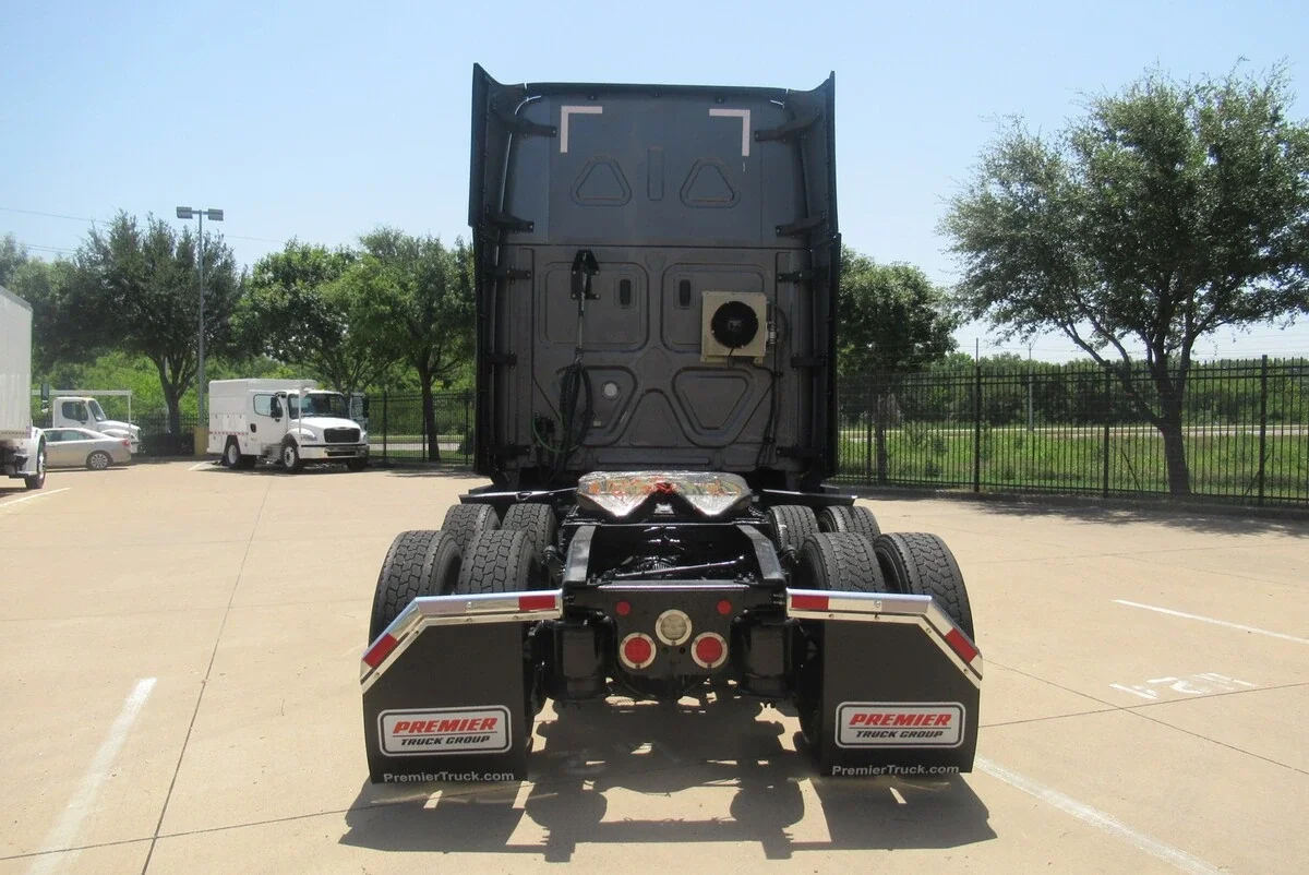 2021 Freightliner Cascadia — photo 8
