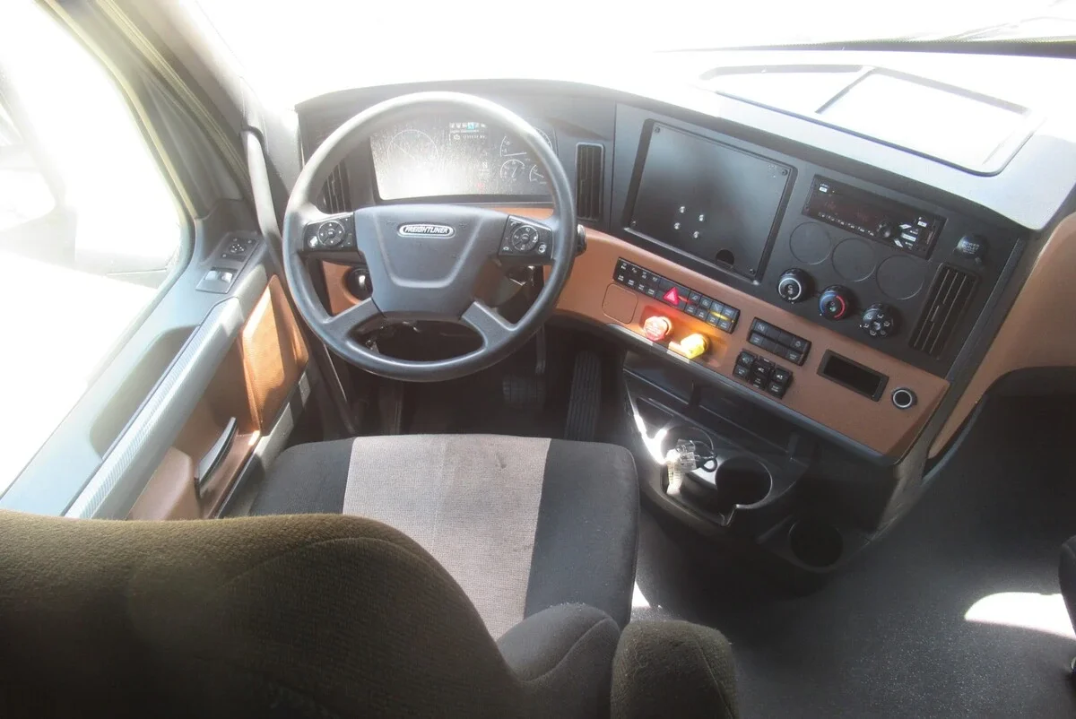 2021 Freightliner Cascadia — photo 22