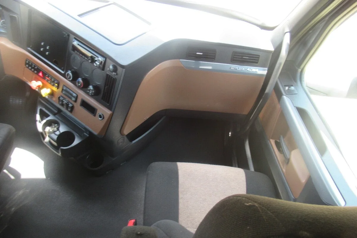 2021 Freightliner Cascadia — photo 23
