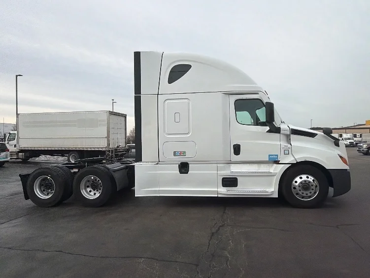 2023 Freightliner Cascadia - image 4