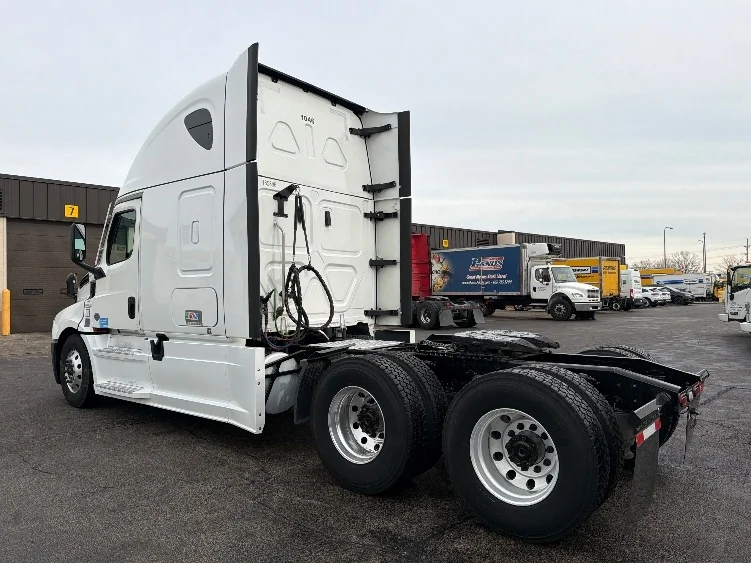 2023 Freightliner Cascadia - image 7