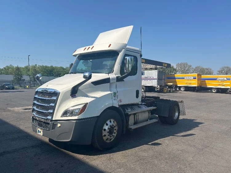 2020 Freightliner Cascadia in Liverpool, NY — photo 3