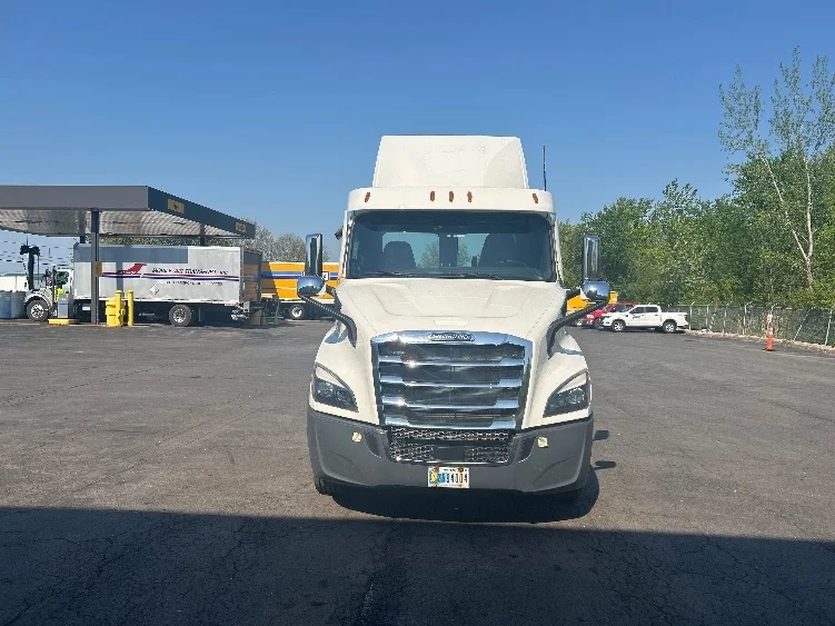 2020 Freightliner Cascadia in Liverpool, NY — photo 2
