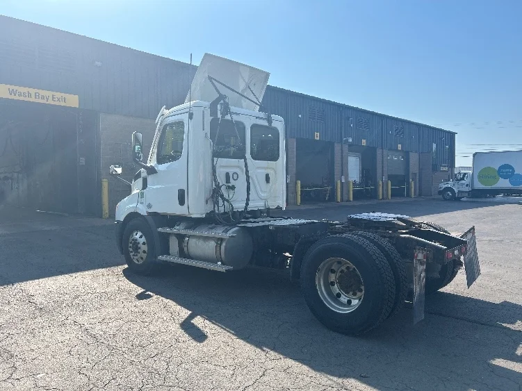 2020 Freightliner Cascadia in Liverpool, NY — photo 5