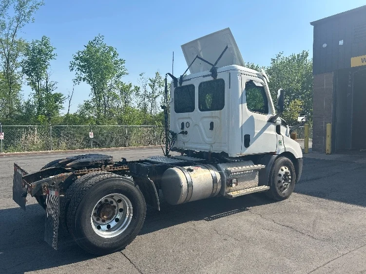 2020 Freightliner Cascadia in Liverpool, NY — photo 7