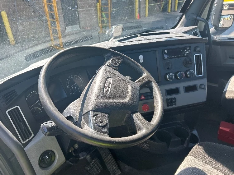 2020 Freightliner Cascadia in Liverpool, NY — photo 10