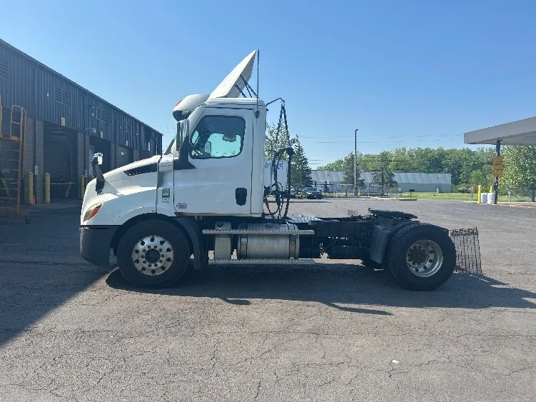 2020 Freightliner Cascadia in Liverpool, NY — photo 4