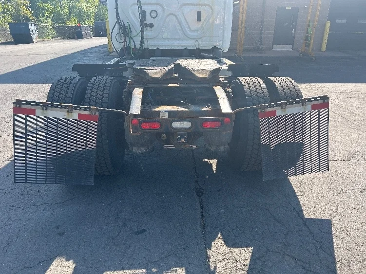 2020 Freightliner Cascadia in Liverpool, NY — photo 6