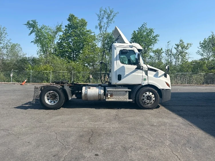 2020 Freightliner Cascadia in Liverpool, NY — photo 8