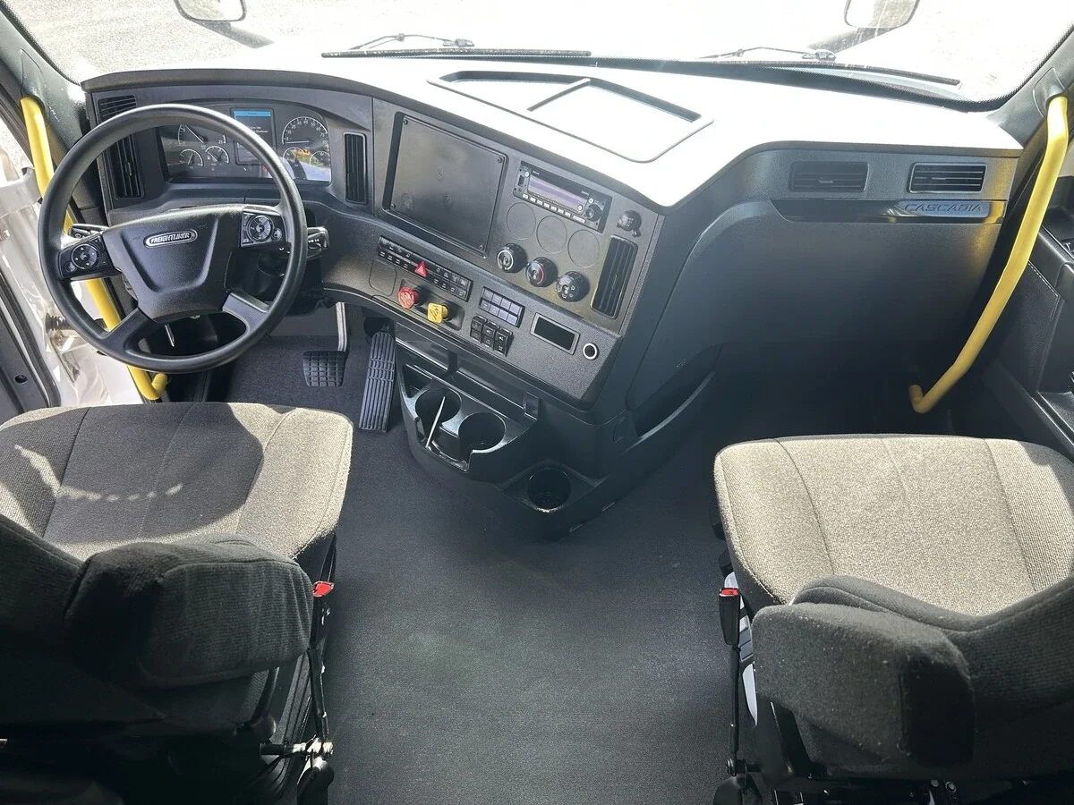 2025 Freightliner Cascadia - image 23