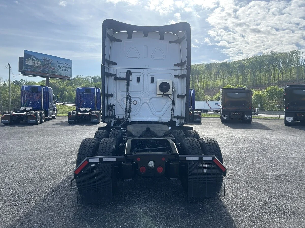 2025 Freightliner Cascadia - image 4