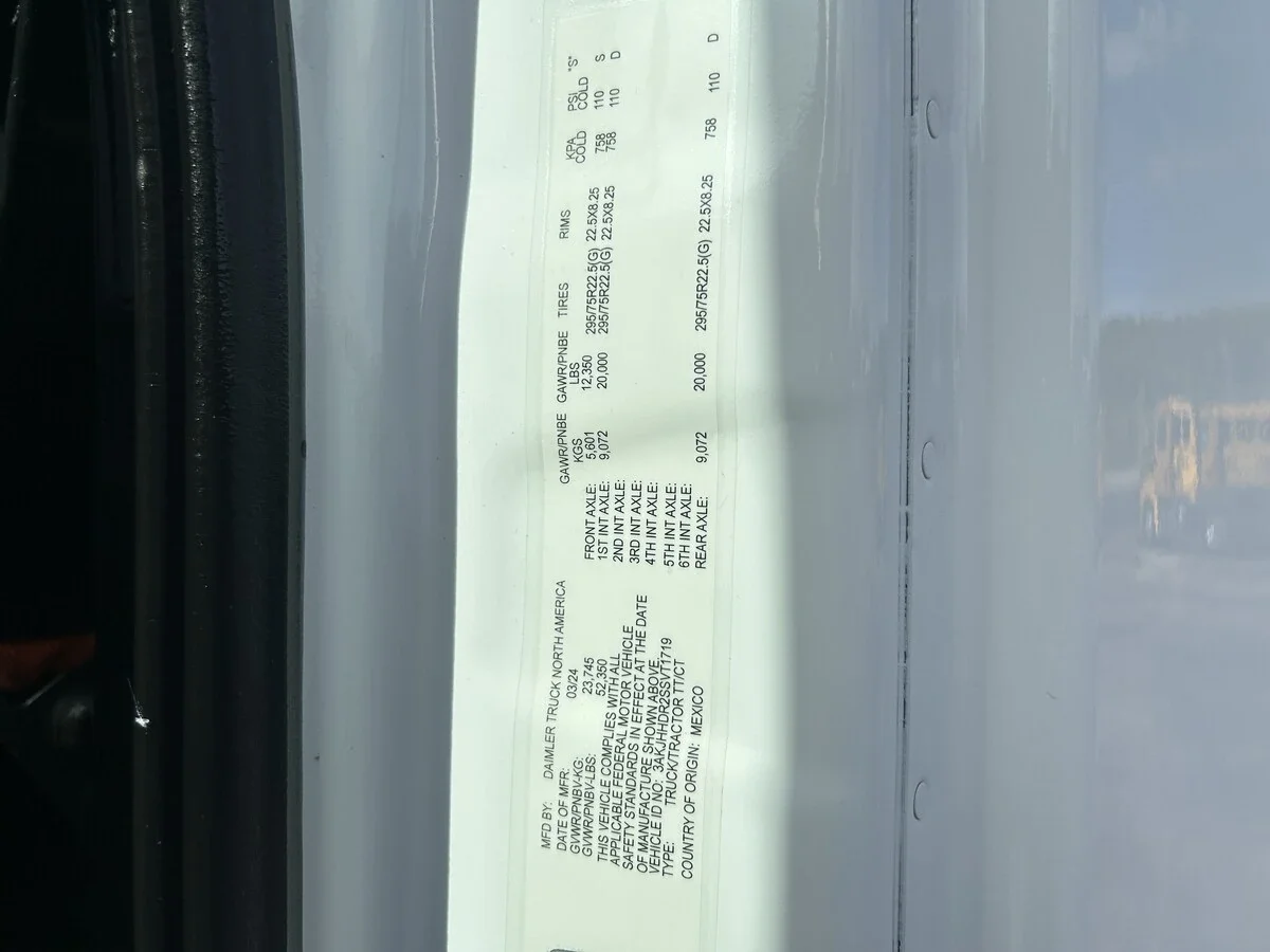 2025 Freightliner Cascadia - image 13