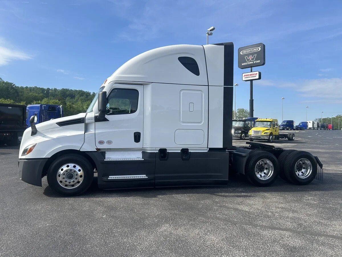 2025 Freightliner Cascadia - image 2