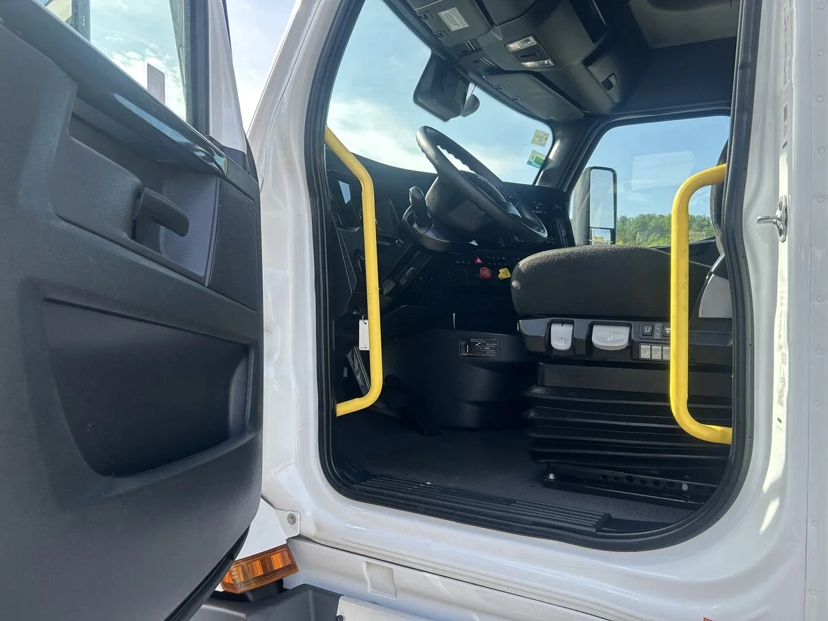 2025 Freightliner Cascadia - image 12