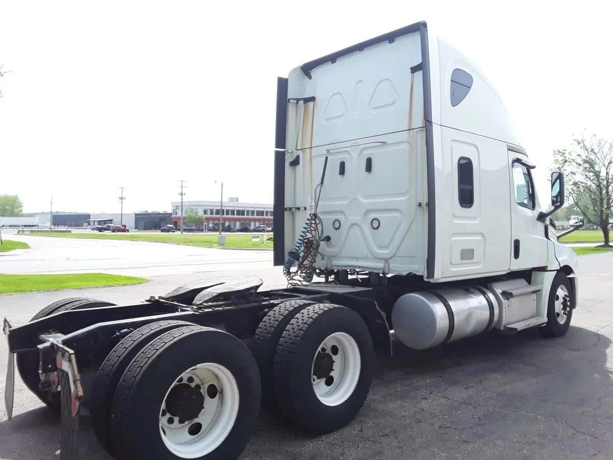 2020 Freightliner Cascadia in Hilliard, OH — photo 4