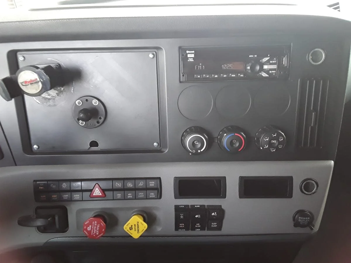 2020 Freightliner Cascadia in Hilliard, OH — photo 12