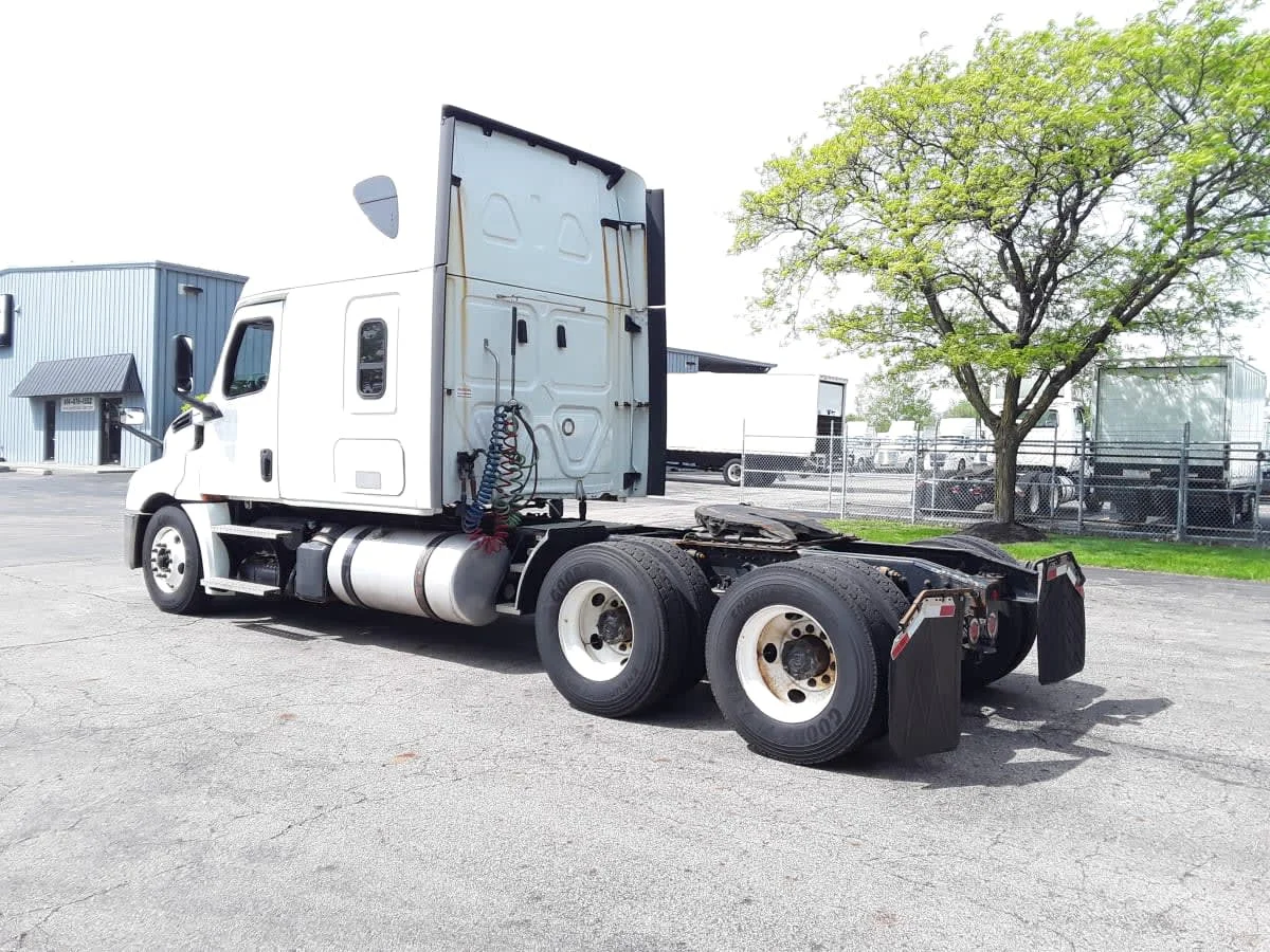 2020 Freightliner Cascadia in Hilliard, OH — photo 6