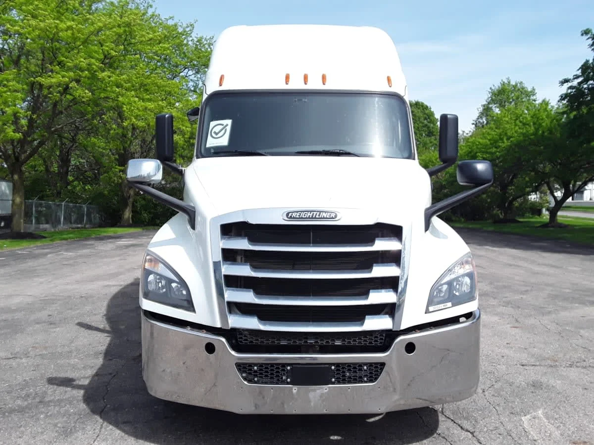 2020 Freightliner Cascadia in Hilliard, OH — photo 2
