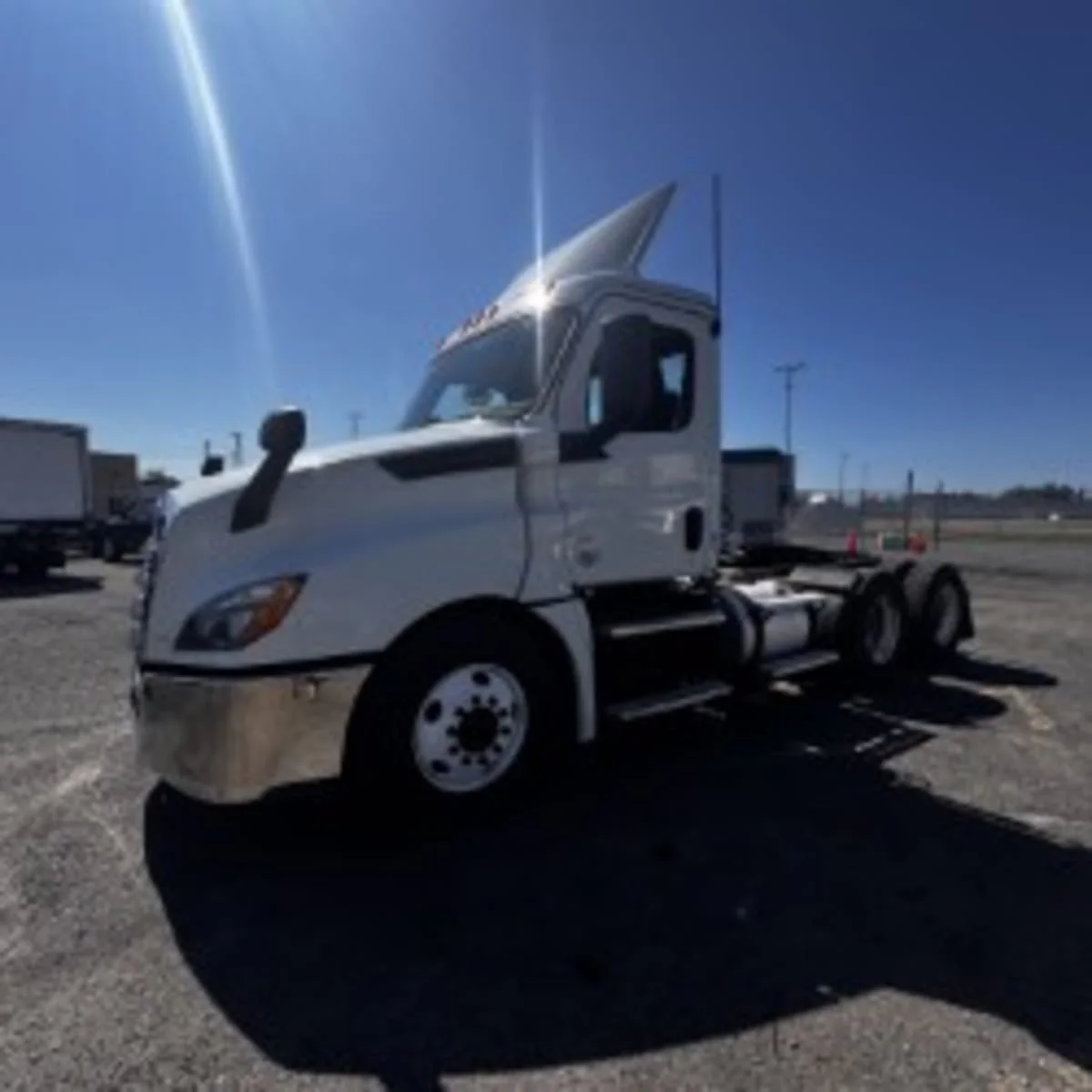 2019 Freightliner Cascadia - image 3