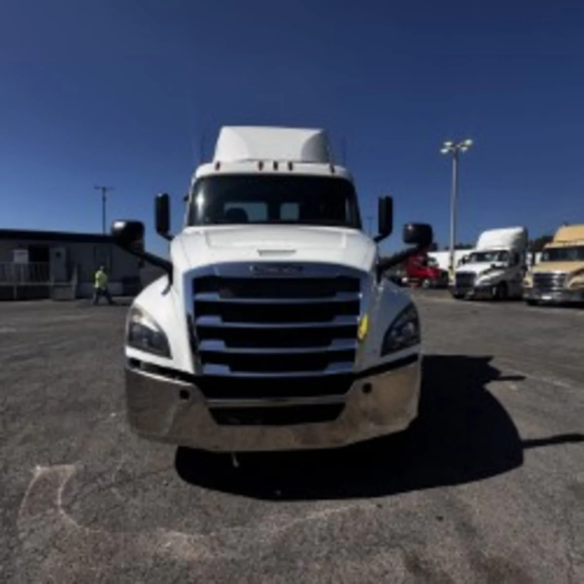 2019 Freightliner Cascadia - image 2