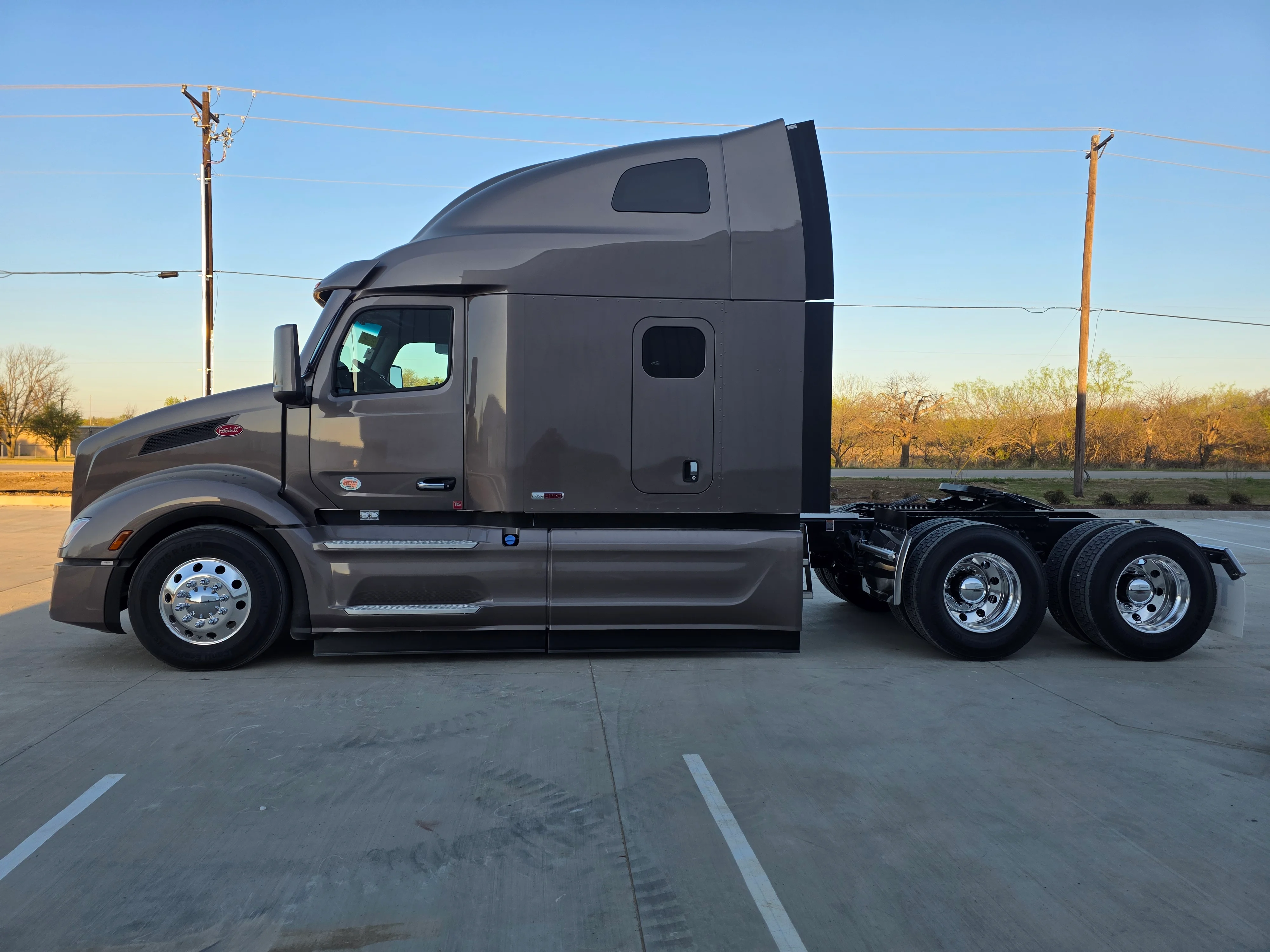 2027 Peterbilt 579 in Evansville, IN — photo 2
