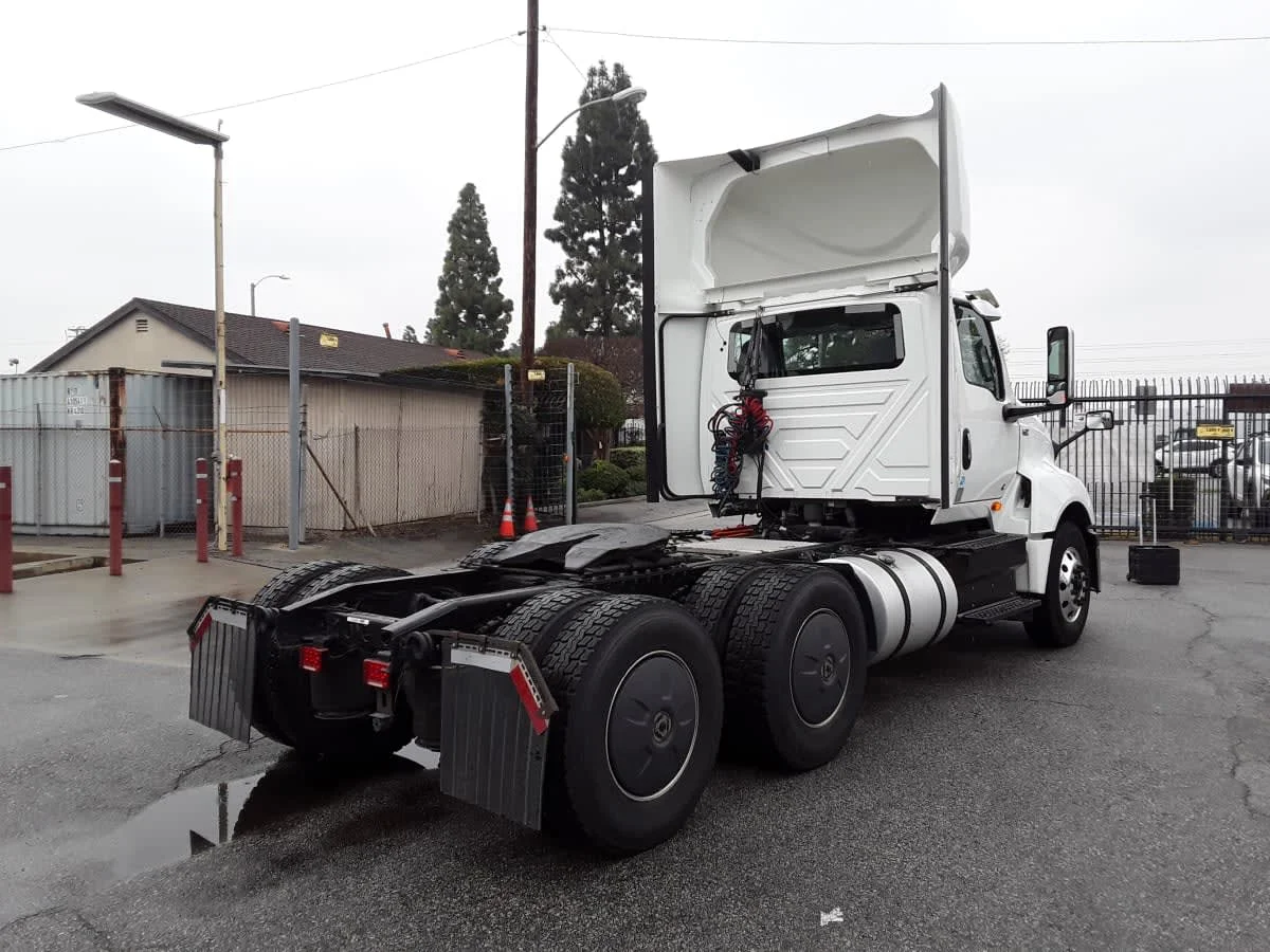 2020 International LT - image 4