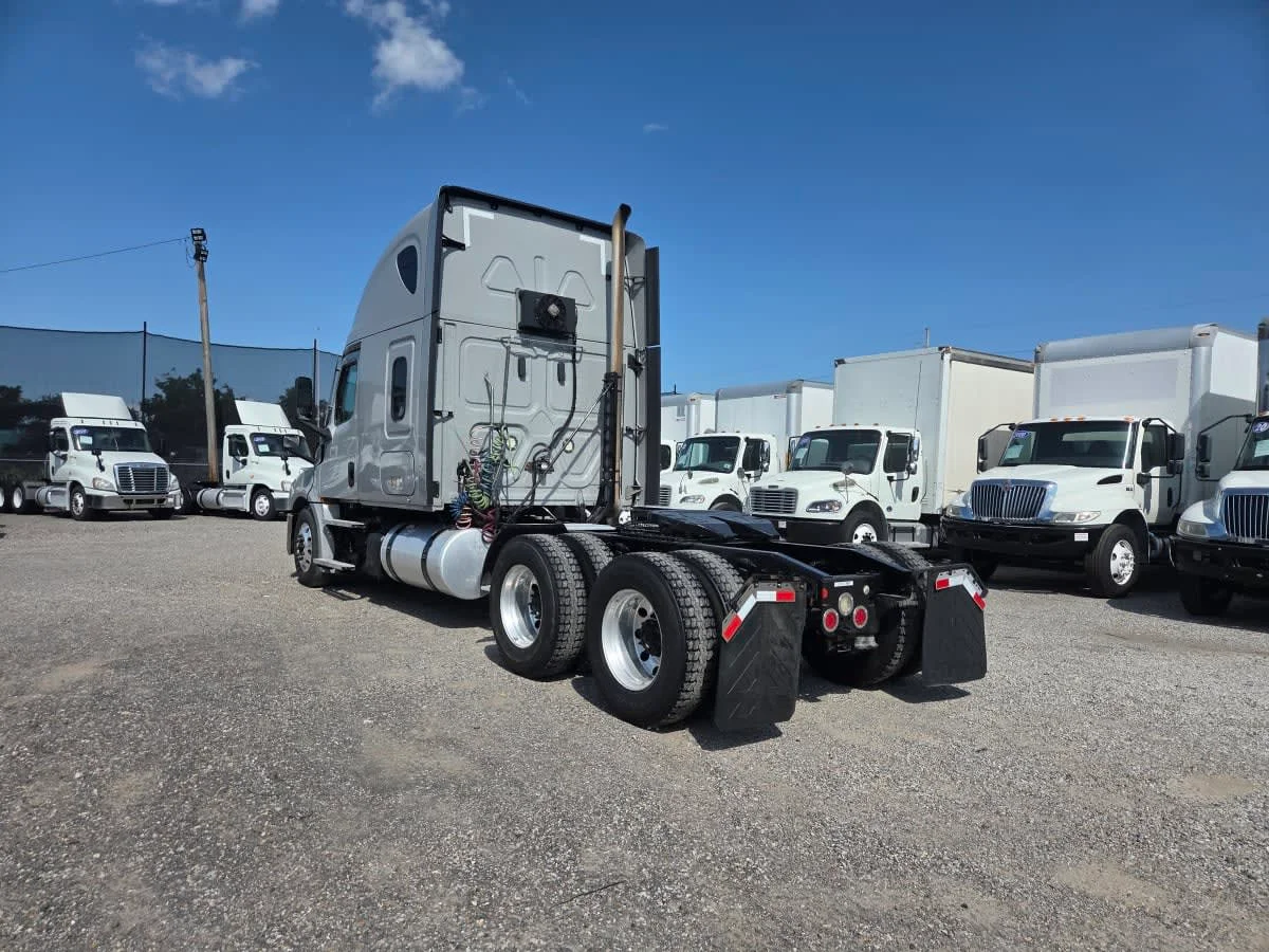 2021 Freightliner Cascadia in St. Rose, LA — photo 6