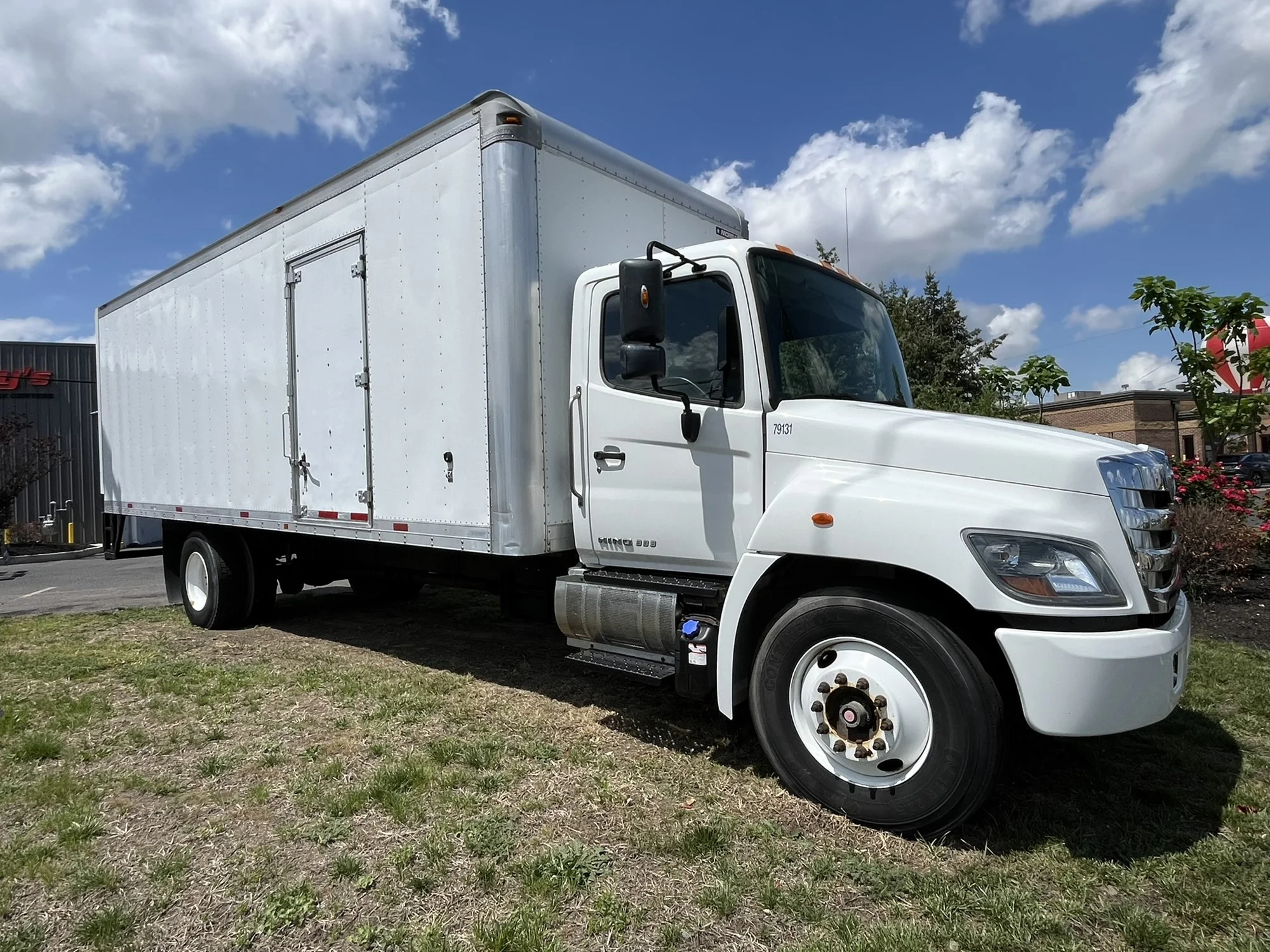 2019 Hino 268 - image 3