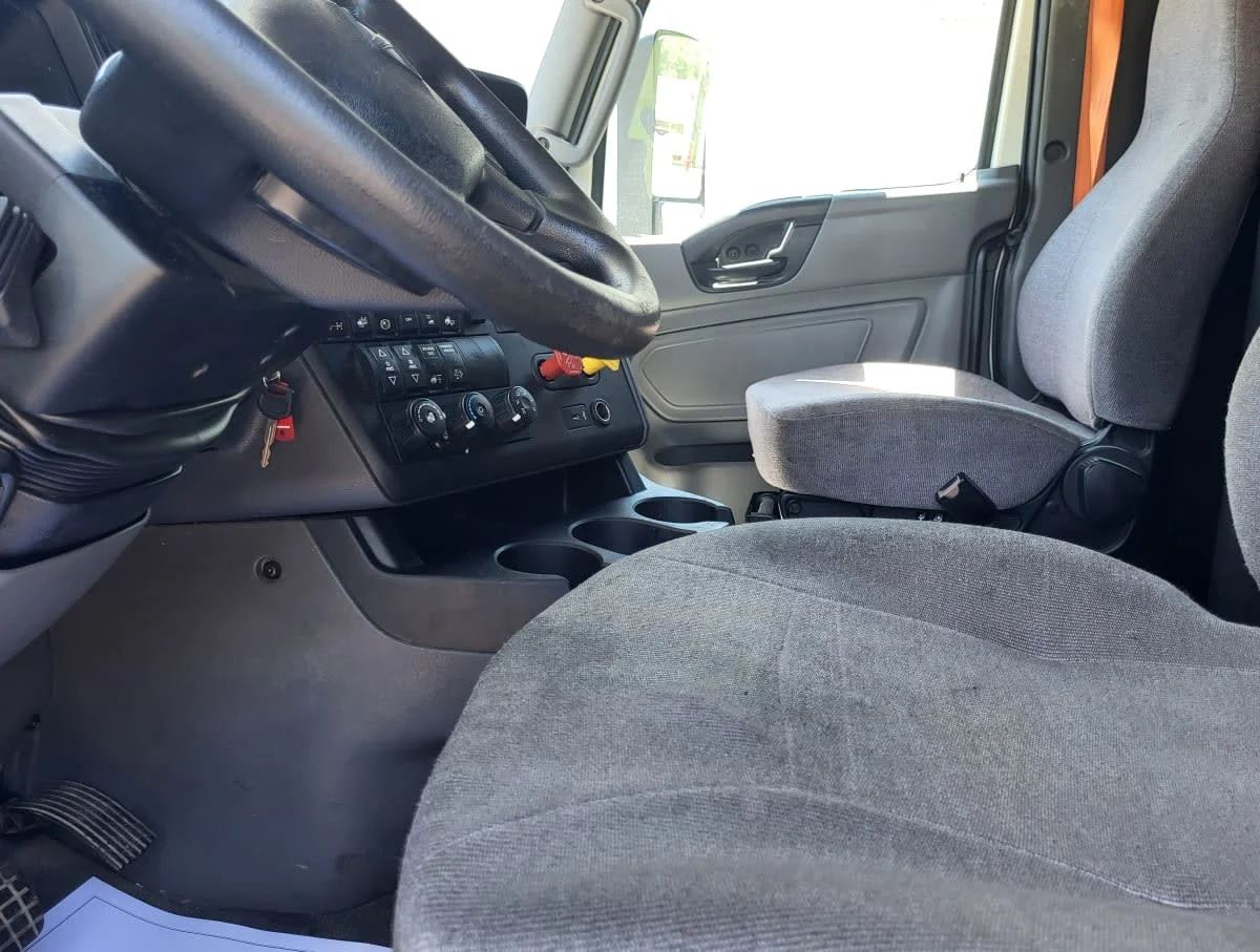 2020 International LT in Jacksonville, FL — photo 10