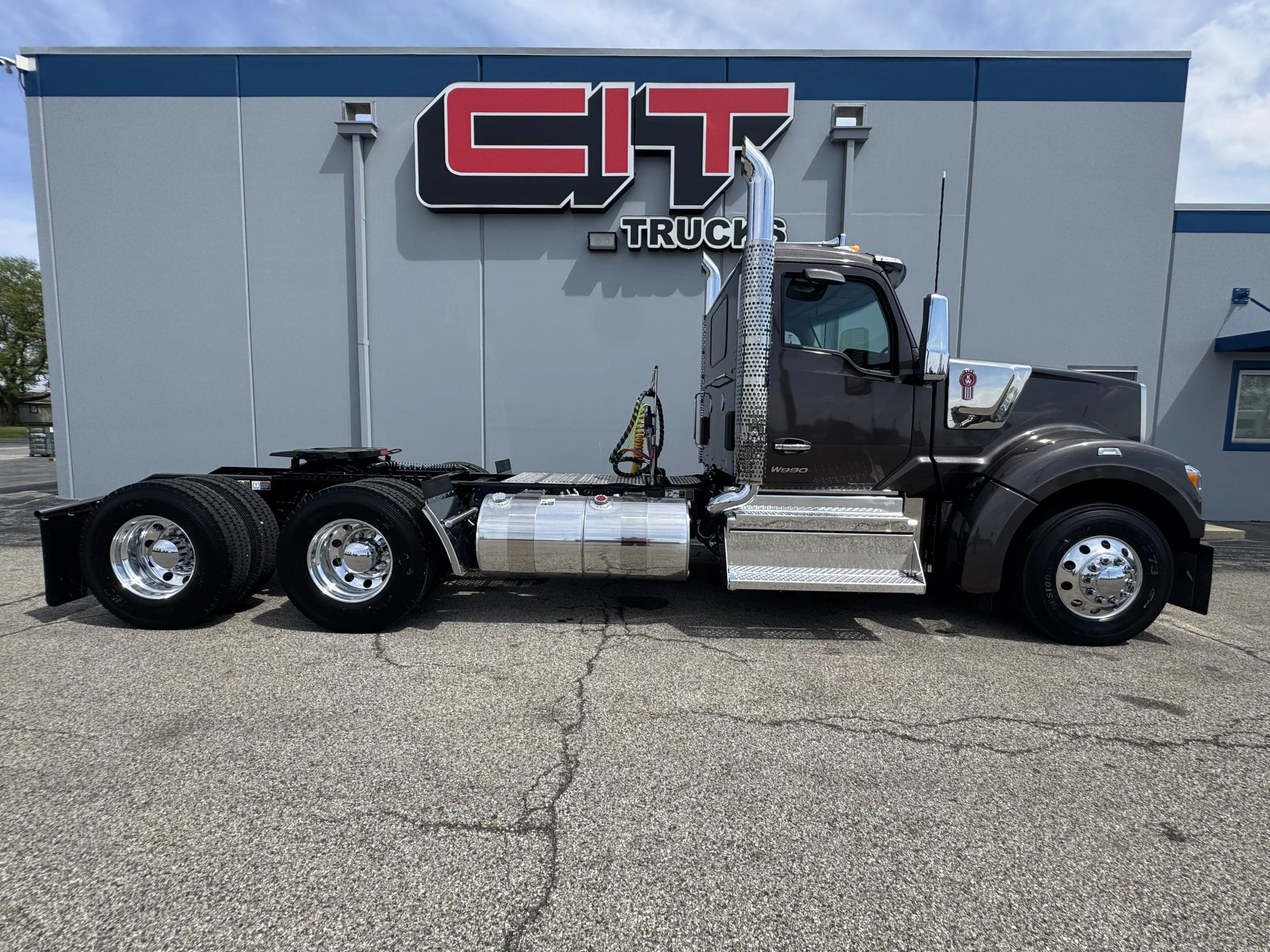 2027 Kenworth W990 - image 4